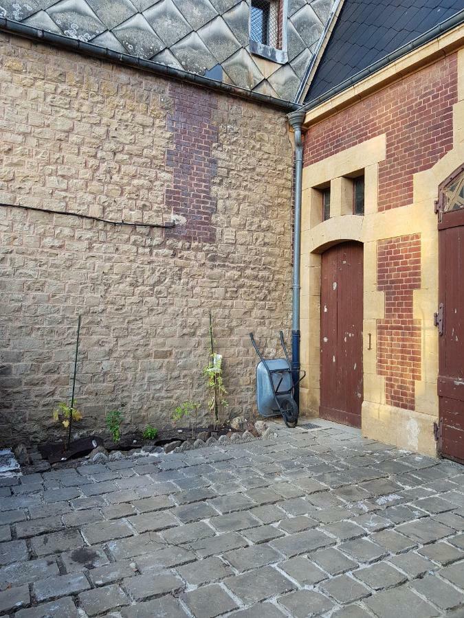 Appartement Atypique - 2 Chambres - Rue Calme Dans Centre Ville Sedan Bagian luar foto